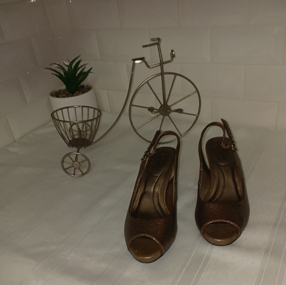 LifeStride Metallic Gold Colored Heels. Size 6M More like Copper colored - Picture 3 of 9